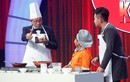 Đầu bếp nhí nổi tiếng nấu chè mời MC Lại Văn Sâm trên sân khấu